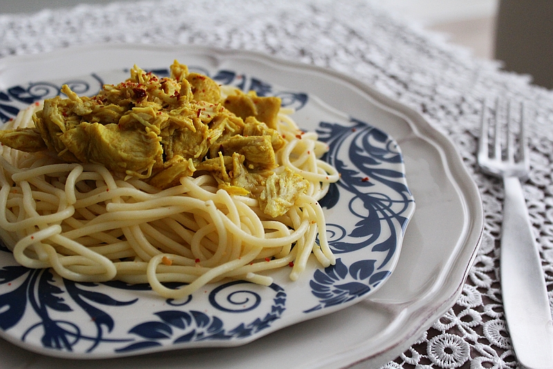 Przepis na spaghetti z kurczakiem curry, rodzynkami i mlekiem kokosowym