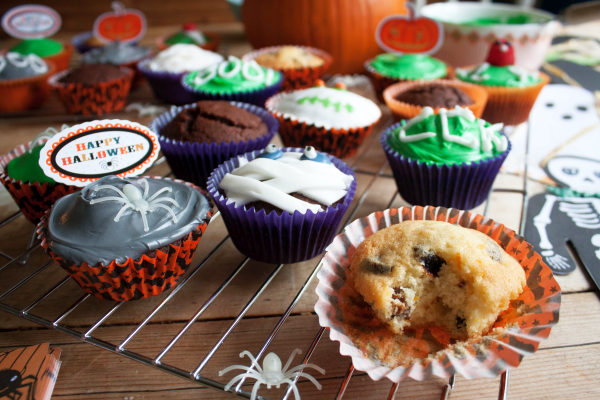 Halloweenowe muffinki z pomarańczą i śliwką kalifornijską