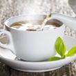 Pięć powodów, dla których warto pić herbatę w pracy