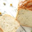 Aromatyczny puszysty chleb bezglutenowy pieczony na serze feta lub tofu