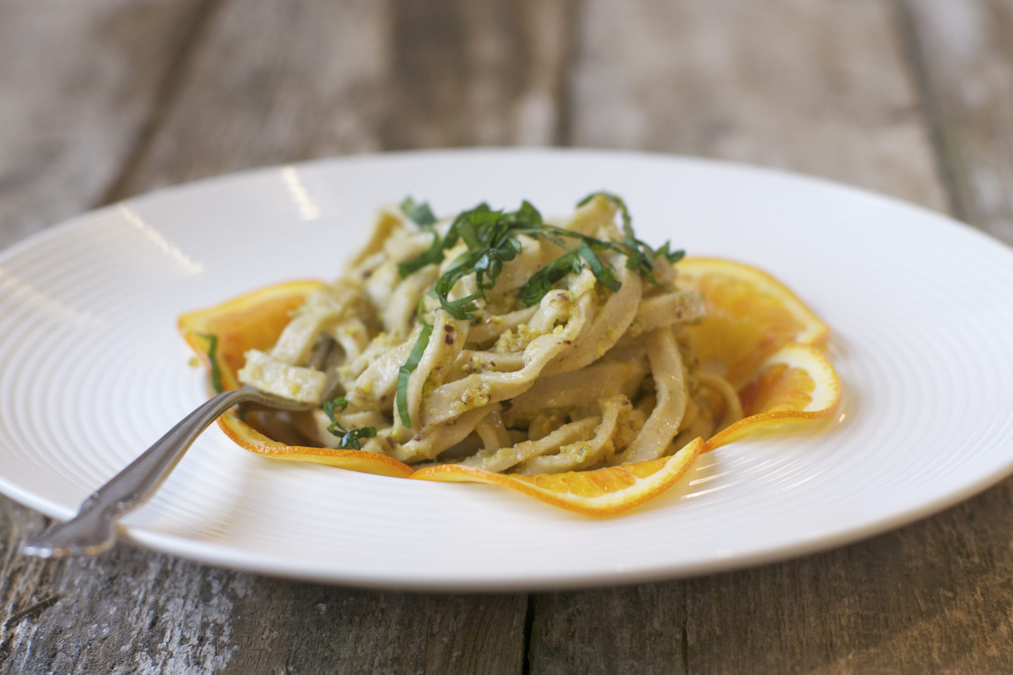 TAGLIOLINI Z PISTACJOWYM PESTO I CZERWONĄ POMARAŃCZĄ