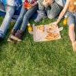 Nowoczesna forma piknikowania – jedzenie z dostawą na koc?