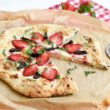 Pizza z mascarpone, śliwkami kalifornijskimi i miętą