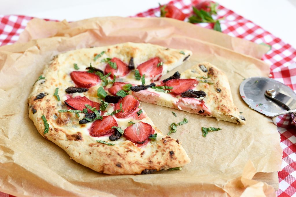 Pizza z mascarpone, śliwkami kalifornijskimi i miętą