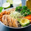 Buddha Bowl – skomponuj własną miskę obfitości z ulubionych warzyw i orzechów