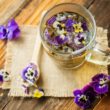 Pierwszy dzień wiosny – kolorowe przepisy na herbatę z dodatkiem jadalnych kwiatów