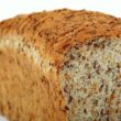 Przepis na bezglutenowy aromatyczny chleb trzy ziarna – pyszny, chrupiący chleb prosto z twojego piekarnika
