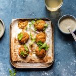 Pieczone kotleciki z mięsem mielonym, kaszą jaglaną i pastą tahini