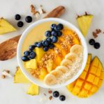 Czym są smoothie bowl? Pięknie skomponowany posiłek, serwowany w głębokich miseczkach