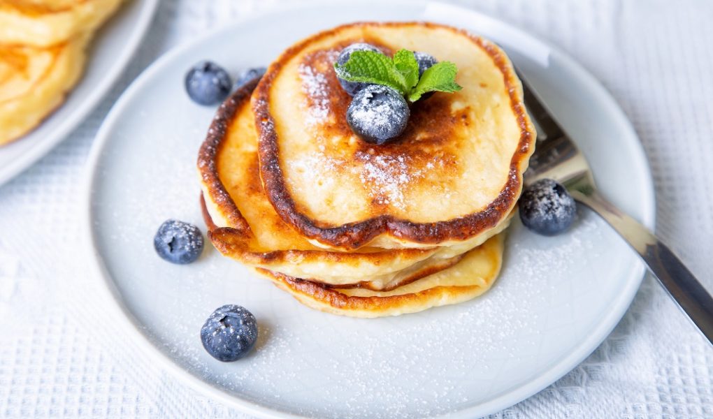 Dzieci uwielbiają takie śniadania! Domowa alternatywa dla kremu czekoladowo – orzechowego, pancakes z serka homogenizowanego, brioszki