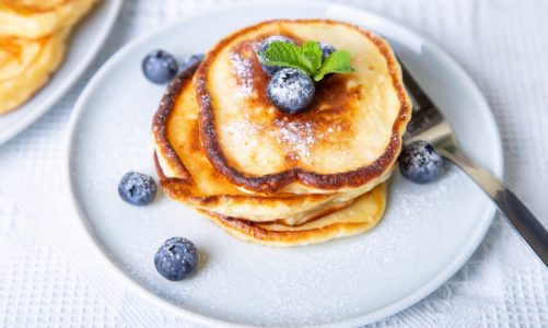 Dzieci uwielbiają takie śniadania! Domowa alternatywa dla kremu czekoladowo – orzechowego, pancakes z serka homogenizowanego, brioszki