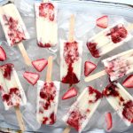 Jogurtowe lody na patyku z musem i truskawkami – słodko, naturalnie dla dużych i małych łasuchów
